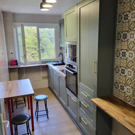 Private Room-2 In Hannana Apartment- 2 Min Walk To Tram 12 Min To Train Station 15 Min To Massena Place