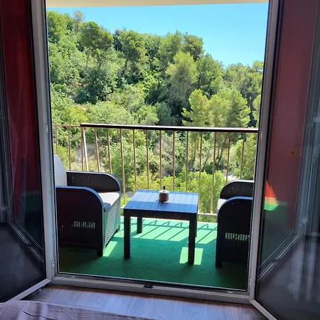 Kwatera prywatna Private Room-2 In Hannana Apartment- 2 Min Walk To Tram 12 Min To Train Station 15 Min To Massena Place *