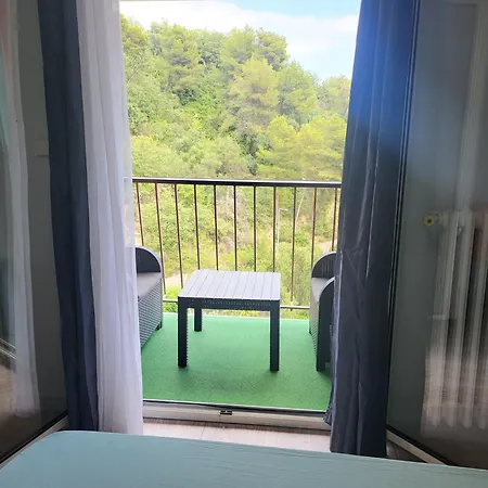 Private Room-2 In Hannana Apartment- 2 Min Walk To Tram 12 Min To Train Station 15 Min To Massena Place Homestay